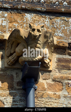 Gargoyle sur St Botolph, Église Brampton, Northamptonshire, England, UK Banque D'Images