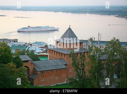 Automne soirée croisière sur la rivière Volga à Nijni Novgorod, Russie Banque D'Images