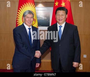 Douchanbé, Tadjikistan. Sep 12, 2014. Le président chinois Xi Jinping (R) rencontre avec le Président kirghize Almazbek Atambayev à Douchanbé, capitale du Tadjikistan, le 12 septembre 2014. Credit : Xie Huanchi/Xinhua/Alamy Live News Banque D'Images