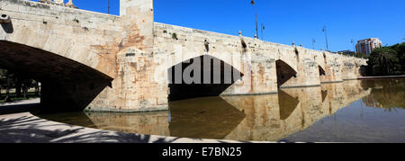 L'été, Puente del Mar, pont Vieux pont (Puente del Mar) sur la rivière Turia, la ville de Valence, Espagne, Europe Banque D'Images