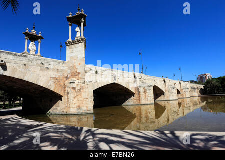 L'été, Puente del Mar, pont Vieux pont (Puente del Mar) sur la rivière Turia, la ville de Valence, Espagne, Europe Banque D'Images