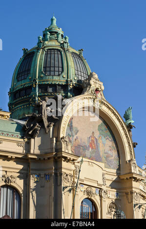 La belle et fresques colorées sur l'avant de la salle municipale de la ville de Prague, République tchèque. Banque D'Images