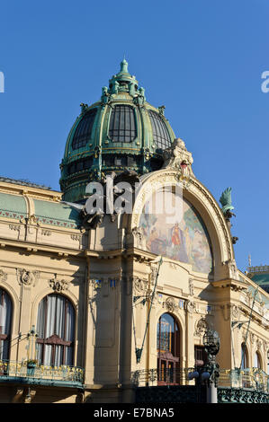 La belle et fresques colorées sur l'avant de la salle municipale de la ville de Prague, République tchèque. Banque D'Images