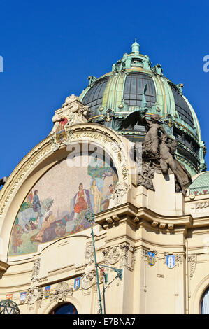 La belle et fresques colorées sur l'avant de la salle municipale de la ville de Prague, République tchèque. Banque D'Images