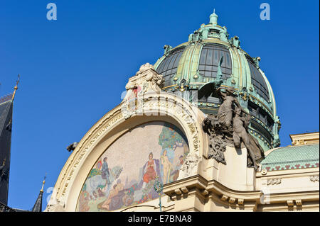 La belle et fresques colorées sur l'avant de la salle municipale de la ville de Prague, République tchèque. Banque D'Images