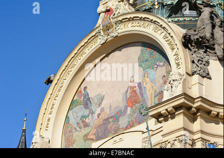 La belle et fresques colorées sur l'avant de la salle municipale de la ville de Prague, République tchèque. Banque D'Images