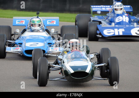 Sir Jackie Stewart a mené un certain nombre de ses anciennes voitures de course autour de la piste à la Goodwood Revival. Pilote de course. Banque D'Images