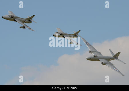 L'Escadron Midair débute leur plein écran avec l'Canberra d'être rejoint par deux chasseurs Hawker à Goodwood Revival. Les avions à réaction Vintage Banque D'Images