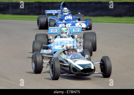 Sir Jackie Stewart a mené un certain nombre de ses anciennes voitures de course autour de la piste à la Goodwood Revival. Pilote de course. Banque D'Images