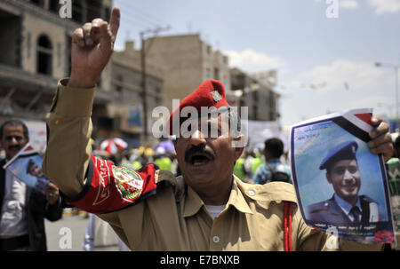 (140912) -- SANAA, le 12 septembre 2014 (Xinhua) -- un partisan de la groupe chiite Houthi crie des slogans tout en tenant une photo d'un autre manifestant qui a été tué dans des affrontements à Sanaa, Yémen, le 12 septembre, 2014. Des dizaines de milliers de partisans du groupe chiite Houthi se sont rassemblés à Sanaa, vendredi. Ils portaient des cercueils de manifestants qui ont été tués lors d'affrontements avec la police lorsqu'ils ont manifesté devant le ministère de l'intérieur et le bureau du premier ministre plus tôt cette semaine. (Xinhua/Hani Ali) Banque D'Images