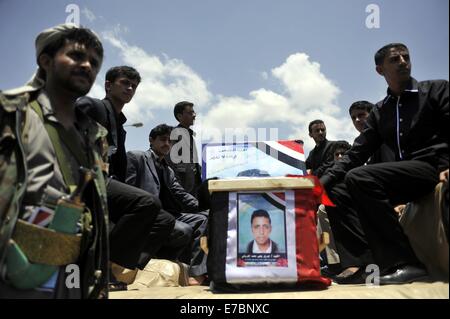 (140912) -- SANAA, le 12 septembre 2014 (Xinhua) -- les partisans du groupe chiite Houthi transporter un cercueil d'un manifestant qui a été tué dans des affrontements à Sanaa, Yémen, le 12 septembre, 2014. Des dizaines de milliers de partisans du groupe chiite Houthi se sont rassemblés à Sanaa, vendredi. Ils portaient des cercueils de manifestants qui ont été tués lors d'affrontements avec la police lorsqu'ils ont manifesté devant le ministère de l'intérieur et le bureau du premier ministre plus tôt cette semaine. (Xinhua/Hani Ali) Banque D'Images