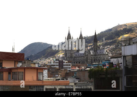 La Basilique del Voto Nacional (Basilique du Vœu National) photographié à partir du Parc Alameda à Quito, Equateur Banque D'Images