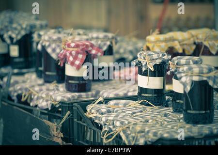 Beaucoup de préserver les pots avec la confiture sombre dans un marché. Plan horizontal Banque D'Images