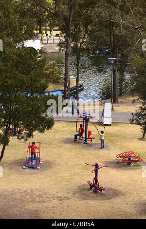 Des personnes non identifiées à l'aide de l'équipement de conditionnement physique dans le parc Alameda, le 8 août 2014 à Quito, Equateur Banque D'Images