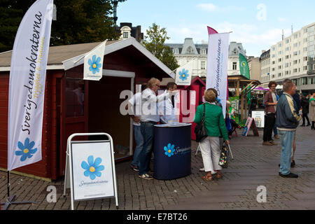 Malmö, Suède. 12 Septembre, 2014. Parti de droite démocrates suédois (Swedish : Sverigesdemokraterne) fait campagne à la place Gustav Adolf à Malmö 2 jours avant l'élection de dimanche. Le parti, qui est fondée sur une idéologie conservatrice et nationale fortement anti immigrant - et en particulier les musulmans - campagne, est prévu pour être le grand gagnant de l'élection à l'élection de 2010 : ils ont gagné 5,7  % des électeurs, et ils sont près de 10  % prévue à l'élection de dimanche. Credit : OJPHOTOS/Alamy Live News Banque D'Images