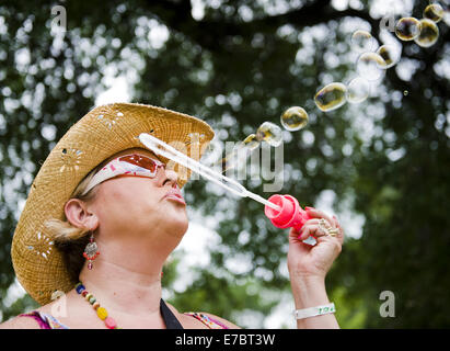 Austin, Texas, États-Unis. Apr 26, 2014. KAREN PUCKETT de Round Rock, Texas souffle bulles pendant la 51e assemblée annuelle de l'anniversaire de Bourriquet Partie célébration à Pease Parc de district à Austin, Texas, le samedi, 26 avril, 2014. © Ashley Landis/ZUMA/Alamy Fil Live News Banque D'Images