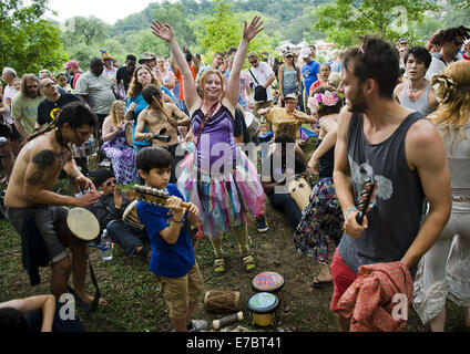 Austin, Texas, États-Unis. Apr 26, 2014. Festivaliers participer à un cercle de tambour au cours de la 51e assemblée annuelle de l'anniversaire de Bourriquet Partie célébration à Pease Parc de district à Austin, Texas, le samedi, 26 avril, 2014. © Ashley Landis/ZUMA/Alamy Fil Live News Banque D'Images