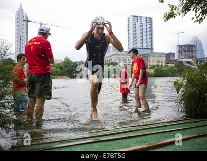 Austin, Texas, États-Unis. Apr 26, 2014. RADKA VODICKOVA de la République tchèque termine la partie natation de la durée de vie 2014 triathlon Tri CapTex lundi, 26 mai, 2014 à l'Auditorium Shores à Austin, Texas. © Ashley Landis/ZUMA/Alamy Fil Live News Banque D'Images