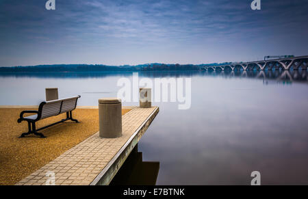 Banc le long de la rivière Potomac, à Alexandria, en Virginie. Banque D'Images