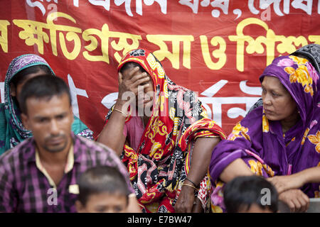 12 septembre 2014 - Dhaka, Bangladesh - une femme bangladaise cris pour son parent, une victime de la Savar Rana Plaza l'effondrement des bâtiments, alors qu'elle participe à une manifestation en face de Dhaka press club aujourd'hui. Aujourd'hui sous la bannière de vêtements du Bangladesh, la solidarité des travailleurs protestataires ont participé à la manifestation demandant l'indemnisation des victimes et blessés dans l'effondrement des bâtiments le 24 avril 2013, qui a tué plus de 1134 personnes. (Crédit Image : © Suvra Kanti Das/ZUMA/ZUMAPRESS.com) fil Banque D'Images