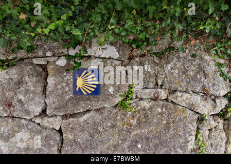 Panneau Road Santiago sur un mur de granit. Espagne Banque D'Images