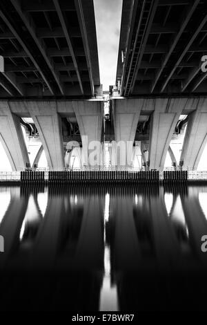 En vertu de la longue exposition Woodrow Wilson Bridge, à Alexandria, en Virginie. Banque D'Images