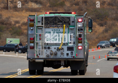 Les pompiers ont combattu un incendie de brosse vendredi matin à Orange County's Silverado Canyon dans la forêt nationale de Cleveland que la température a atteint dans le sud de la Californie. La fumée pourrait être vu tourbillonnent dans le ciel à des kilomètres à la ronde. Banque D'Images