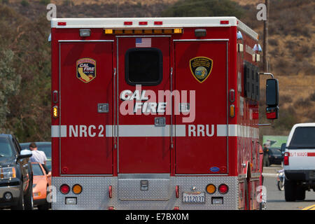 Les pompiers ont combattu un incendie de brosse vendredi matin à Orange County's Silverado Canyon dans la forêt nationale de Cleveland que la température a atteint dans le sud de la Californie. La fumée pourrait être vu tourbillonnent dans le ciel à des kilomètres à la ronde. Banque D'Images