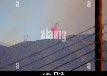 Les pompiers ont combattu un incendie de brosse vendredi matin à Orange County's Silverado Canyon dans la forêt nationale de Cleveland que la température a atteint dans le sud de la Californie. La fumée pourrait être vu tourbillonnent dans le ciel à des kilomètres à la ronde. Banque D'Images