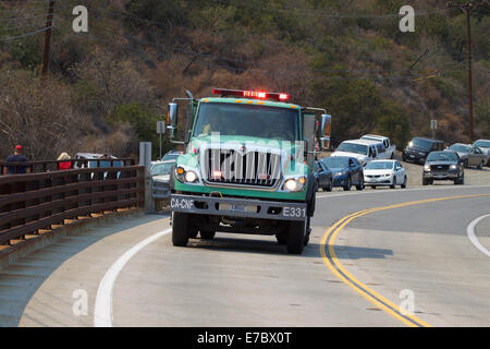 Les pompiers ont combattu un incendie de brosse vendredi matin à Orange County's Silverado Canyon dans la forêt nationale de Cleveland que la température a atteint dans le sud de la Californie. La fumée pourrait être vu tourbillonnent dans le ciel à des kilomètres à la ronde. Banque D'Images