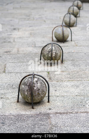 Stone ball attaché avec des barres de fer Banque D'Images