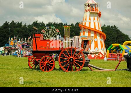 Un cheval victorien fire engine est à un juste motif Banque D'Images