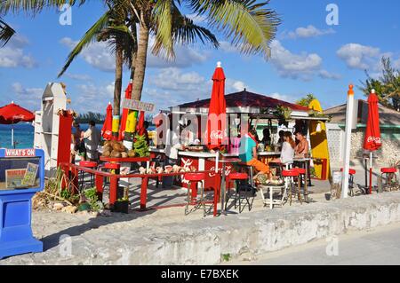 Tables et parasols sur une plage cafe aux Bahamas Banque D'Images