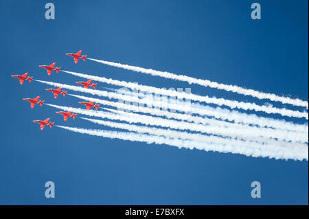 Morges, Suisse - 6 SEPTEMBRE : Vol de flèches rouges RAF Aerobatic Team en formation serrée sur l'AIR14 aéronautique à Payerne Banque D'Images