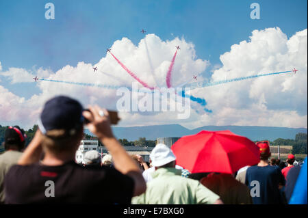 Morges, Suisse - 6 SEPTEMBRE : spectateurs regardent à flèches rouges aerobatic team vol sur AIR14 aéronautique à Payerne, Suisse Banque D'Images