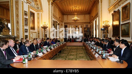 Londres, Grande-Bretagne. Sep 12, 2014. Le vice-Premier ministre chinois Ma Kai (3e R) et ministre des Finances britannique, George Osborne (6e L) présider la sixième Chine-UK Dialogue économique et financier (EFD) à Londres, Grande-Bretagne, le 12 septembre 2014. Ministre des finances britannique, George Osborne, a annoncé vendredi que le gouvernement britannique a l'intention d'émettre des obligations libellées en Renminbi un et utiliser les recettes pour financer les réserves du gouvernement de devise étrangère. Credit : Han Yan/Xinhua/Alamy Live News Banque D'Images