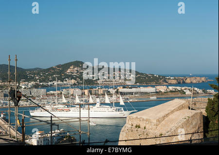 Croisière, Port d'Ibiza, Dalt Vila, Vieille Ville, Ibiza, Baléares, Espagne, Méditerranée, Europe Banque D'Images