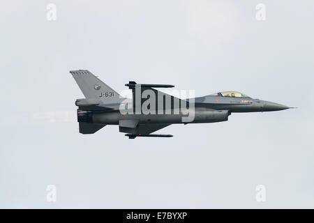 Morges, Suisse - 6 SEPTEMBRE : Vol de F-16 Falcon de l'Armée de l'air royale des Pays-Bas sur AIR14 aéronautique à Payerne Suisse Banque D'Images