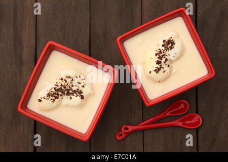 L'Île flottante, un dessert européen d'origine française appelée Oeufs a la neige en français, en hongrois (Madartej Lait d'oiseau) Banque D'Images