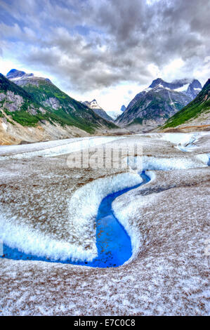 L'eau bleu cristal se fond sur un glacier dans le sud-est de l'Alaska Banque D'Images