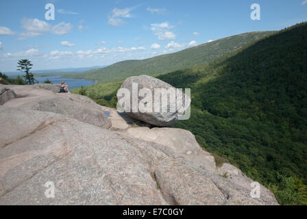 Bubble Rock à gauche de la migration se trouve de façon précaire dans les glaciers du parc national d'Acadia Banque D'Images