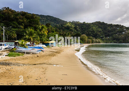 Bateaux de pêche sur la plage en Martinique dans l'Est de Tobago. Banque D'Images