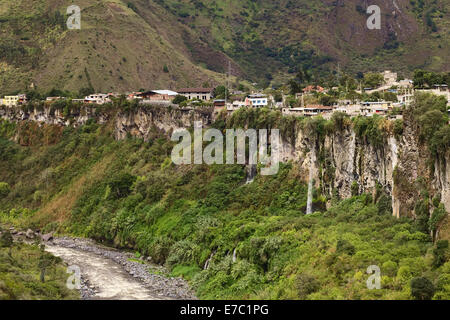 La rivière Pastaza et la petite ville de Banos en Equateur sur les falaises avec des chutes d'suppression en bas Banque D'Images