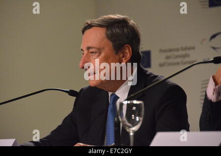 Milan, Italie. Sep 12, 2014. Le Président de la Banque centrale européenne Mario Draghi prend la parole lors d'une conférence de presse à Milan, Italie, le 12 septembre, 2014. Les ministres des finances de l'Eurogroupe a accepté le vendredi lors d'une réunion à Milan en Italie, sur l'atteinte de l'objectif central de la réduction des impôts sur le travail pour relancer l'économie de la zone euro. © Song Jian/Xinhua/Alamy Live News Banque D'Images