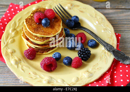 Des crêpes avec les framboises et les bleuets, des aliments sains Banque D'Images