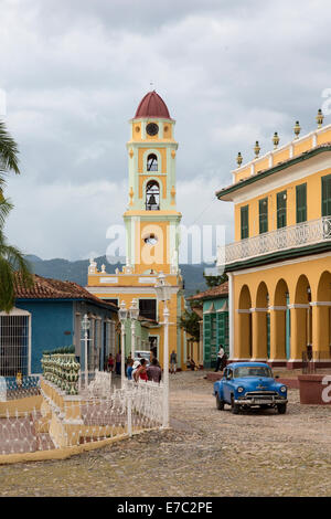 Plaza Mayor, Trinidad, Cuba, avec vue sur le Palacio Brunet (Museo Romantico) et le clocher de l'église de San Francisco Banque D'Images