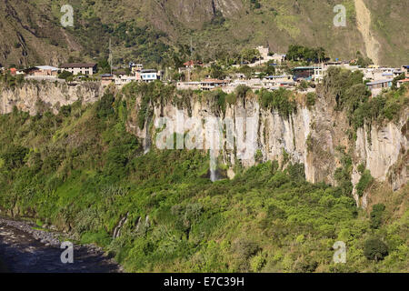 La rivière Pastaza et la petite ville de Banos sur les falaises avec des chutes d'eau de revenir dans le centre de l'Équateur Banque D'Images