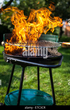 Super flammes sur le grill Banque D'Images