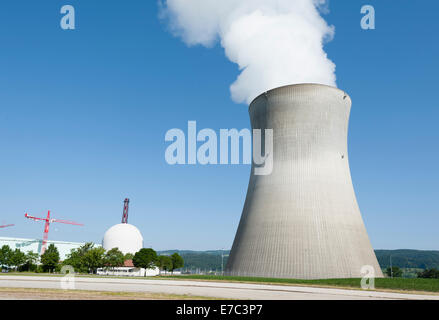 Tour de refroidissement de la centrale nucléaire de Leibstadt, Suisse (Argovie). Banque D'Images
