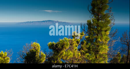 Vue sur l'océan Atlantique vers Volcan Teide, Ténérife, à partir de la forêt de pins au-dessus de Los Canarios, Fuencaliente, La Palma Banque D'Images